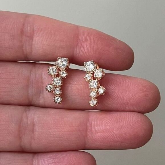 The Dainty Cluster Rose Gold stud earrings with cubic zirconia over 925. - Picture 6 of 6